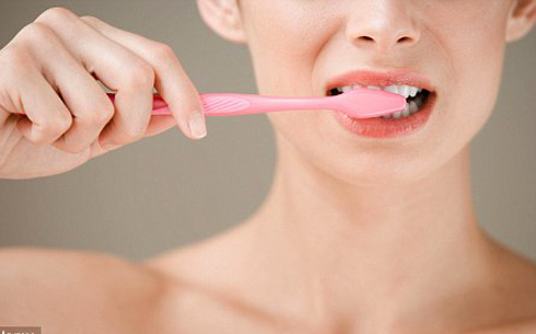 Đánh răng đúng cách giúp ngăn ngừa chảy máu chân răng | Nha khoa Tâm Như - Quận 10